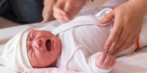 Beitragsbild des Blogbeitrags Interview mit Dr. Renz-Polster: Das passiert, wenn du dein Baby schreien lässt