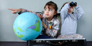 Beitragsbild des Blogbeitrags Reisen mit Kids? Auto versus Bahn versus Flugzeug