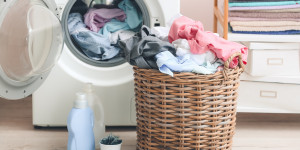 Beitragsbild des Blogbeitrags 9 Wäsche-Hacks für fixe Hausarbeit – selbst bei kleinen Matsche-Profis 