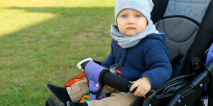 Beitragsbild des Blogbeitrags Baby richtig anziehen im Frühling: Für jede Situation gewappnet 