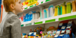 Beitragsbild des Blogbeitrags Sparen beim Schuleinkauf: Clevere Tipps für budgetbewusste Schüler und Eltern