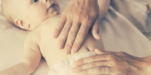 Beitragsbild des Blogbeitrags Babyöl: Die 5 besten Öle für zarte Babyhaut 