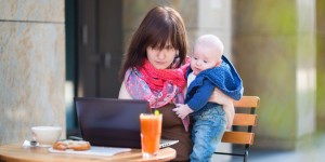 Beitragsbild des Blogbeitrags Working Mom: Bindungsorientierung und Berufstätigkeit – geht das zusammen? 