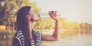 Beitragsbild des Blogbeitrags 17 Gründe, warum du mehr Wasser trinken solltest