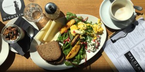 Beitragsbild des Blogbeitrags Waldemar Tagesbar #HietzingLiebe #gegrillteMango #FrühstückinWien 