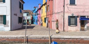 Beitragsbild des Blogbeitrags Burano. Die Insel der bunten Häuser in der Lagune von Venedig.