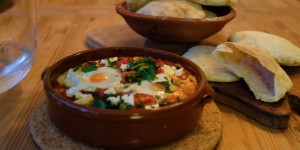 Beitragsbild des Blogbeitrags Pita Brot & Shakshuka Rezept – Urlaub in Israel – Im Kopf und am Teller