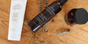 Beitragsbild des Blogbeitrags Lavendel und Rosmarin- John Masters Organics