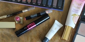 Beitragsbild des Blogbeitrags Wie Du in Deiner Kosmetiksammlung shoppst // Shop my Stash