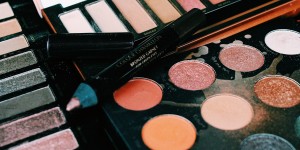 Beitragsbild des Blogbeitrags Unverträglichkeit: Rote Augen durch roten Lidschatten