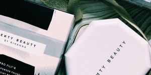 Beitragsbild des Blogbeitrags Fenty Skin und die Fenty Beauty Soft Matte Powder Foundation