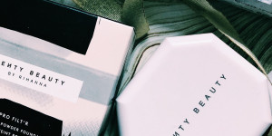 Beitragsbild des Blogbeitrags Fenty Skin und die Fenty Beauty Soft Matte Powder Foundation 