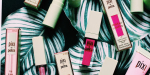 Beitragsbild des Blogbeitrags Caliente Coral, Primrose und zarte Lippen mit Pixi
