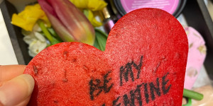 Beitragsbild des Blogbeitrags Valentinstag mit Lush: Fresh and Flowers Subscription Box 