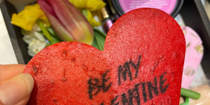 Beitragsbild des Blogbeitrags Valentinstag mit Lush: Fresh and Flowers Subscription Box
