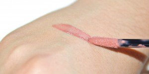Beitragsbild des Blogbeitrags Review: Maybelline Vivid Matte Liquid Lipgloss