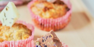Beitragsbild des Blogbeitrags Halbgesunde Apfel-Haferflocken Muffins mit sommerlicher Schokolade 