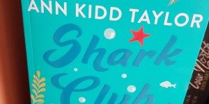 Beitragsbild des Blogbeitrags (Rezension) Taylor, Ann Kidd - Shark Club Eine Liebe so ewig wie das Meer 