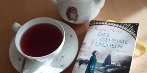 Beitragsbild des Blogbeitrags (Rezension) Storks, Bettina - Das geheime Lächeln #litlovehistory