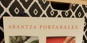 Beitragsbild des Blogbeitrags (Rezension) Portabales, Arantza - Alles, was geschieht, hat seinen Grund (Anzeige)