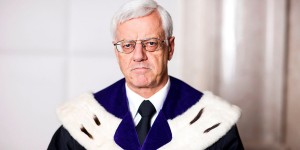 Beitragsbild des Blogbeitrags VfGH Präsident Holzinger warnt vor Überwachungsstaat