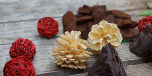 Beitragsbild des Blogbeitrags Adventsgesteck selbst basteln