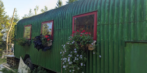 Beitragsbild des Blogbeitrags Strom-Autark durch Balkonkraftwerk im eigenen Schrebergarten oder Gartenhaus