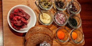 Beitragsbild des Blogbeitrags DSTRIKT Steakhouse – Dinnertainment im Ritz-Carlton
