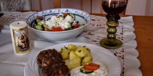 Beitragsbild des Blogbeitrags Fleischlaberl,Petersilerdäpfel,kretischer Salat und Tzatziki 