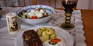 Beitragsbild des Blogbeitrags Fleischlaberl,Petersilerdäpfel,kretischer Salat und Tzatziki