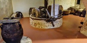 Beitragsbild des Blogbeitrags Folklore Museum bei dem Kloster Agia Triada 