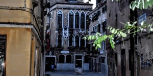 Beitragsbild des Blogbeitrags es geht dem Abend zu in Venedig 