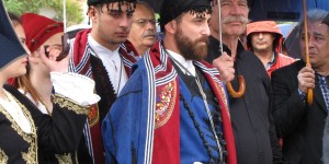 Beitragsbild des Blogbeitrags Gedenkfeier in Koustogerako Kreta