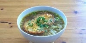 Beitragsbild des Blogbeitrags Bio-vegane französische Zwiebelsuppe (Rezept für 2 Personen) 