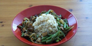 Beitragsbild des Blogbeitrags Veganer gebratener Reis mit Tofu-Fisolen-Gemüse - Vietnam (für 2 Personen) 