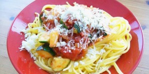 Beitragsbild des Blogbeitrags Vegane Pasta mit Tomaten-Zucchinisauce  