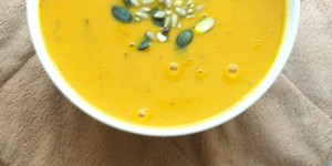 Beitragsbild des Blogbeitrags Vegane Kürbis-Creme-Suppe mit Kokos - Indien (veganes Rezept für 2 Personen) 