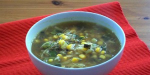 Beitragsbild des Blogbeitrags Vegane Nudel-Mais-Suppe (veganes Rezept für 2 Personen) 