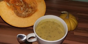 Beitragsbild des Blogbeitrags Selbstgemachte Kürbis-Kartoffelsuppe vs. Knorr Kaiser Teller