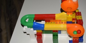 Beitragsbild des Blogbeitrags Leuchtende Lego Kugelbahn