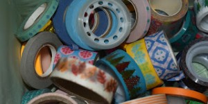 Beitragsbild des Blogbeitrags Kreativität bei Kindern fördern + unsere einfachen Bastelmaterialien 
