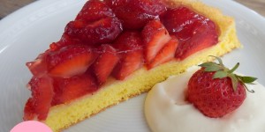 Beitragsbild des Blogbeitrags [Rezepte]: glutenfreier Erdbeerkuchen mit Biskuitboden - schnell und klassisch ohne Schnickschnack 