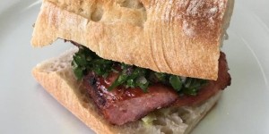 Beitragsbild des Blogbeitrags Choripán: Argentinischer Hotdog mit Chimichurri 