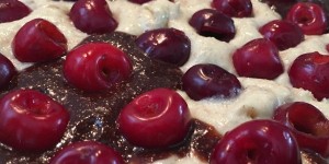 Beitragsbild des Blogbeitrags Schoko-Vanille-Kirschkuchen mit Gries und Kuflecken 