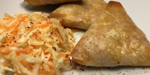 Beitragsbild des Blogbeitrags Schnelle Dinkel-Samosas mit Erdnuss-Kürbis-Füllung 