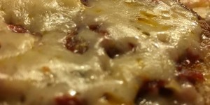Beitragsbild des Blogbeitrags Altes Abendbrot? Schwarzbrot-Bruschetta mit scharfem Sardellenpesto und Permesan überbacken