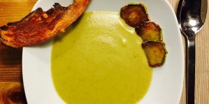 Beitragsbild des Blogbeitrags 25% Suppen – Karfiol-Knoblauch mit Brotsticks oder Brokkoli mit Speckstreifen 