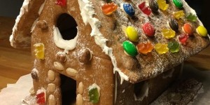 Beitragsbild des Blogbeitrags Verschneites Lebkuchenhaus statt weiße Weihnachten