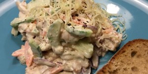 Beitragsbild des Blogbeitrags Forellen-Salat mit Gurke, Karotte und cremig-kalorienarmem Dressing