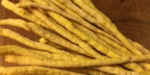 Beitragsbild des Blogbeitrags Kichererbsen-Dinkel-Grissini – Selbst gespritzte gesunde Soletti-Party-Snacks